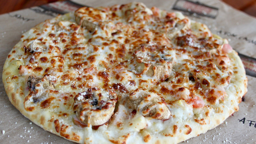 White Chicken Pizza Picture